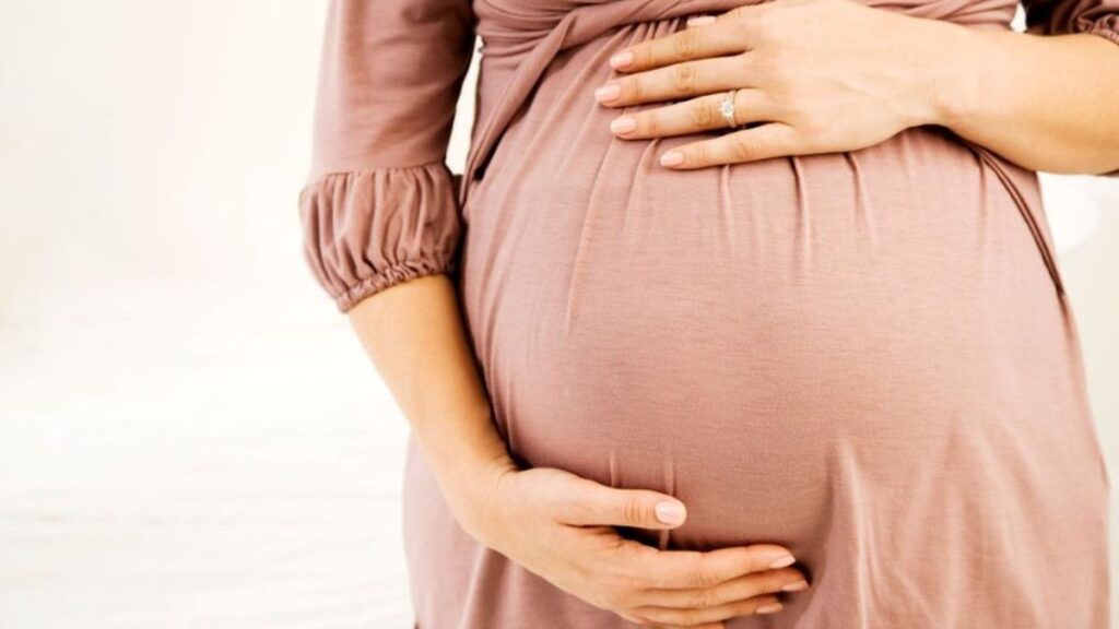 قبل از اقدام به بارداري به پزشك مراجعه كنيد تا شما را معاينه كند.
