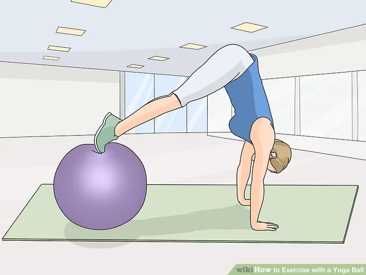 برای تقویت عضلات شکم، توپ را با پاهای خود به جلو بچرخانید.