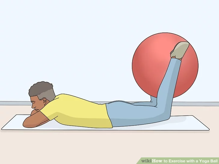 با بلند کردن توپ يوگا با ساق پا، همسترینگ خود را دراز کنید.